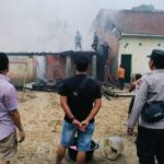 Warga Gotong Royong Padamkan Api yang Melalap Rumah Kepala Dusun di PALI